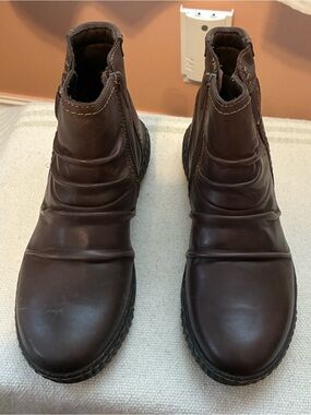 Clarks Women’s Dark Brown Leather Chukka Boots - 6.5 M